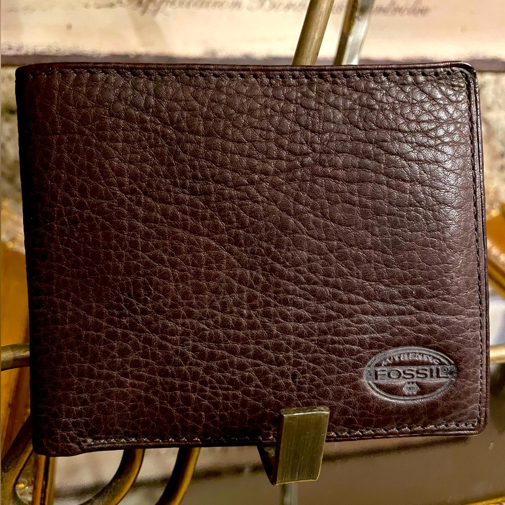 Minimalist Fossil Bi-Fold Wallet